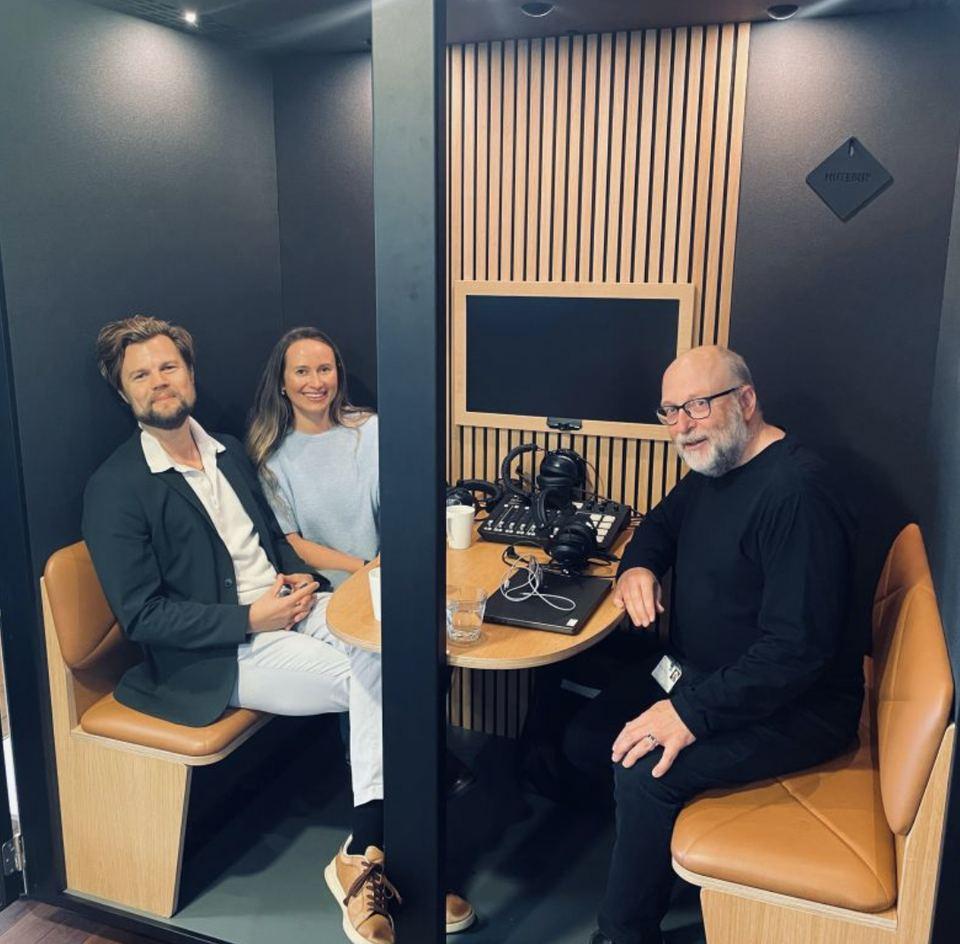 Ulrik Lyngs og Roxane Maar ved optagelsen af Techtopia